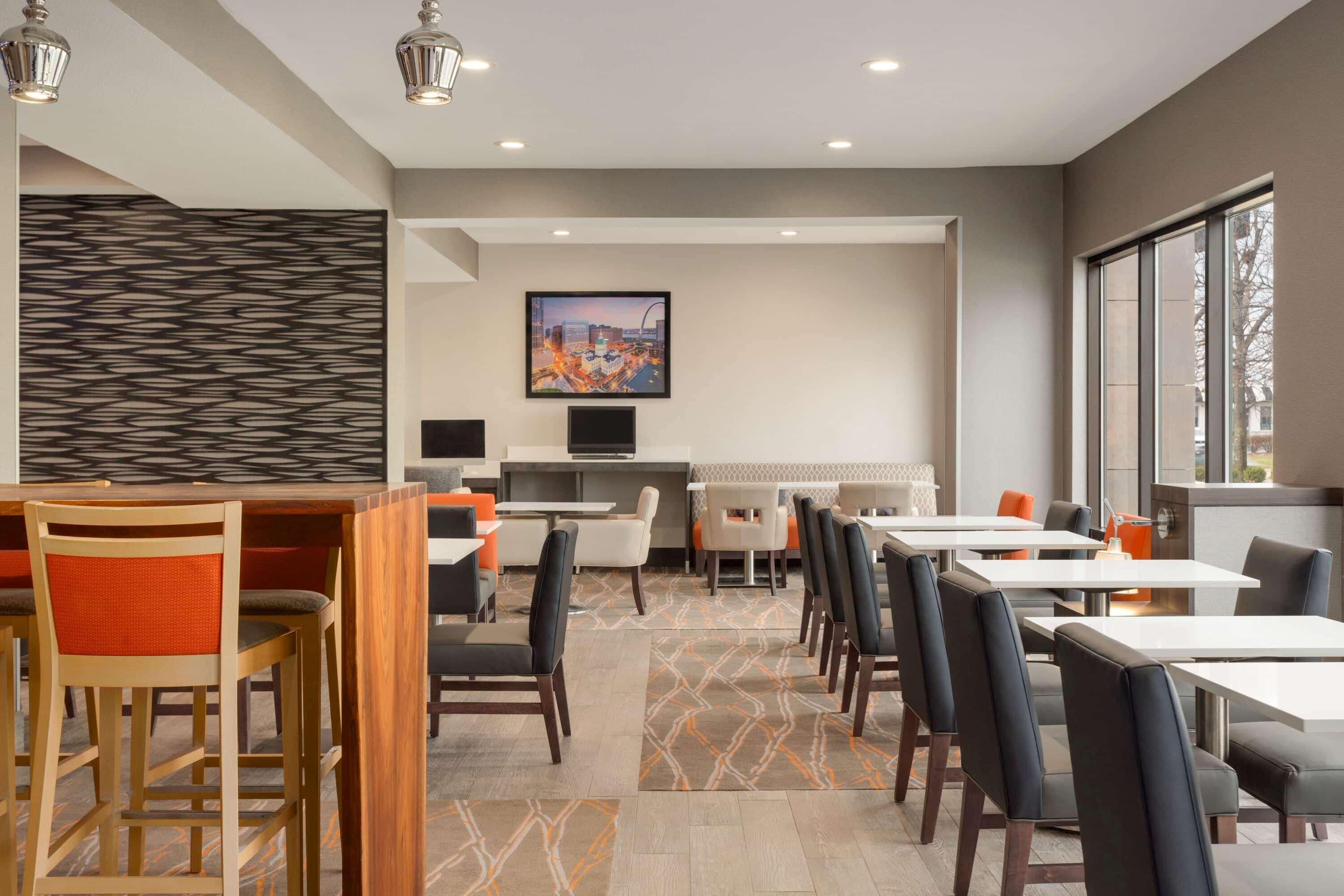 La Quinta Inn & Suites By Wyndham St Louis Route 66 Windsor Springs Экстерьер фото